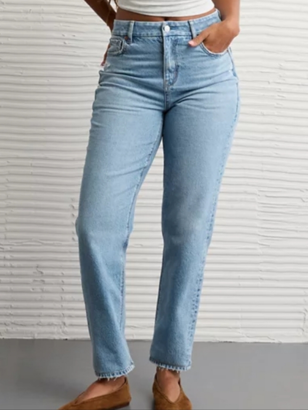 American Eagke Outfitters Strigid Light Blue  Mom Jeans Size 8 Short